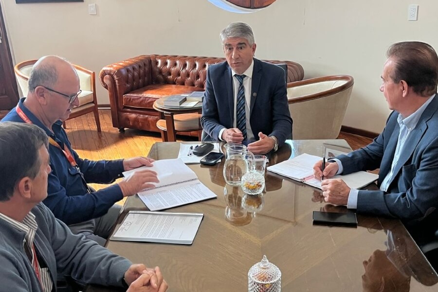 Reunión de Edgardo Cainelli y José Luis Casalis con Fabián Bastia y Orfilio Marcón por obra vial entre El Arazá y El Ricardito.