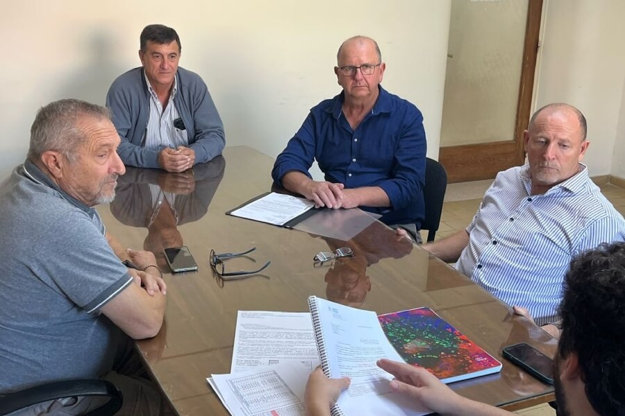 Reunión de Edgardo Cainelli y José Luis Casalis con funcionarios del Ministerio de Producción por obra vial entre El Arazá y El Ricardito.