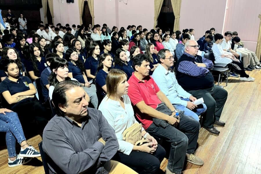 El intendente Sergio Ramseyer tomó la promesa de fidelidad a estudiantes. Acompañaron los concejales Patricia Verdún y Gerardo Niemis