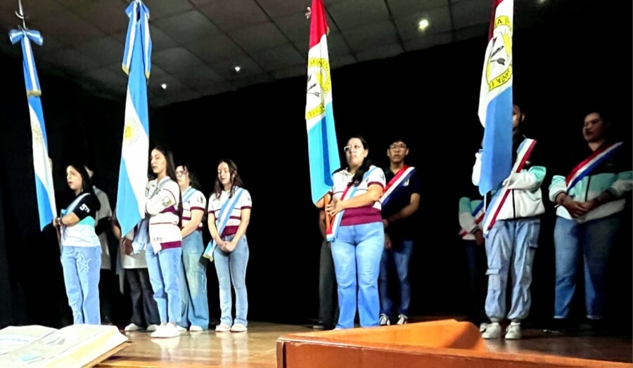 Alumnos de 3er. año del Colegio Inmaculada Concepción y de la Secundaria 324 de Romang prometieron fidelidad a la Constitución Nacional.