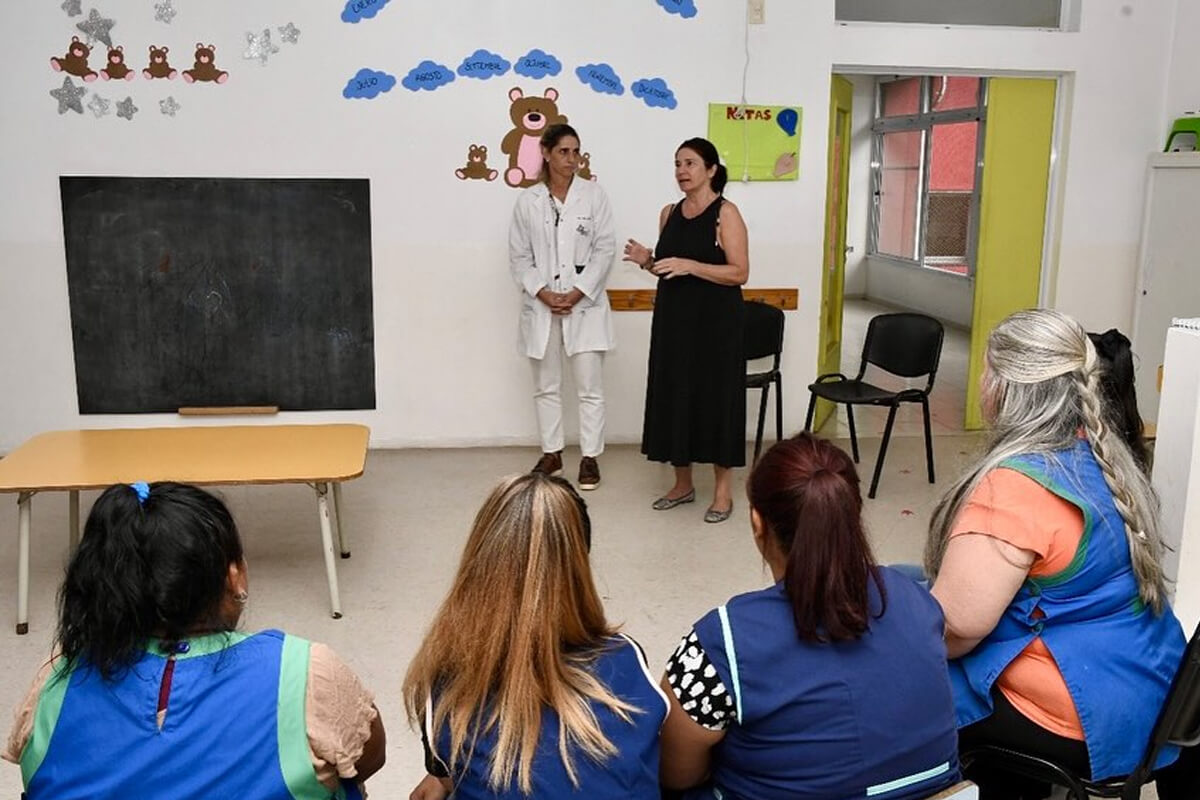 Personal de centros de cuidado infantil participando en capacitacion sobre enfermedades transmisibles