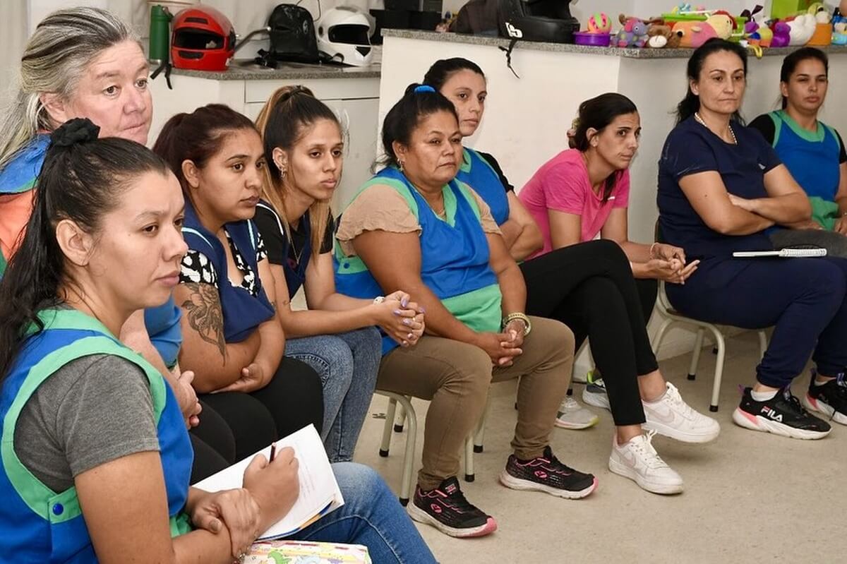 Personal de centros de cuidado infantil participando en capacitacion sobre enfermedades transmisibles