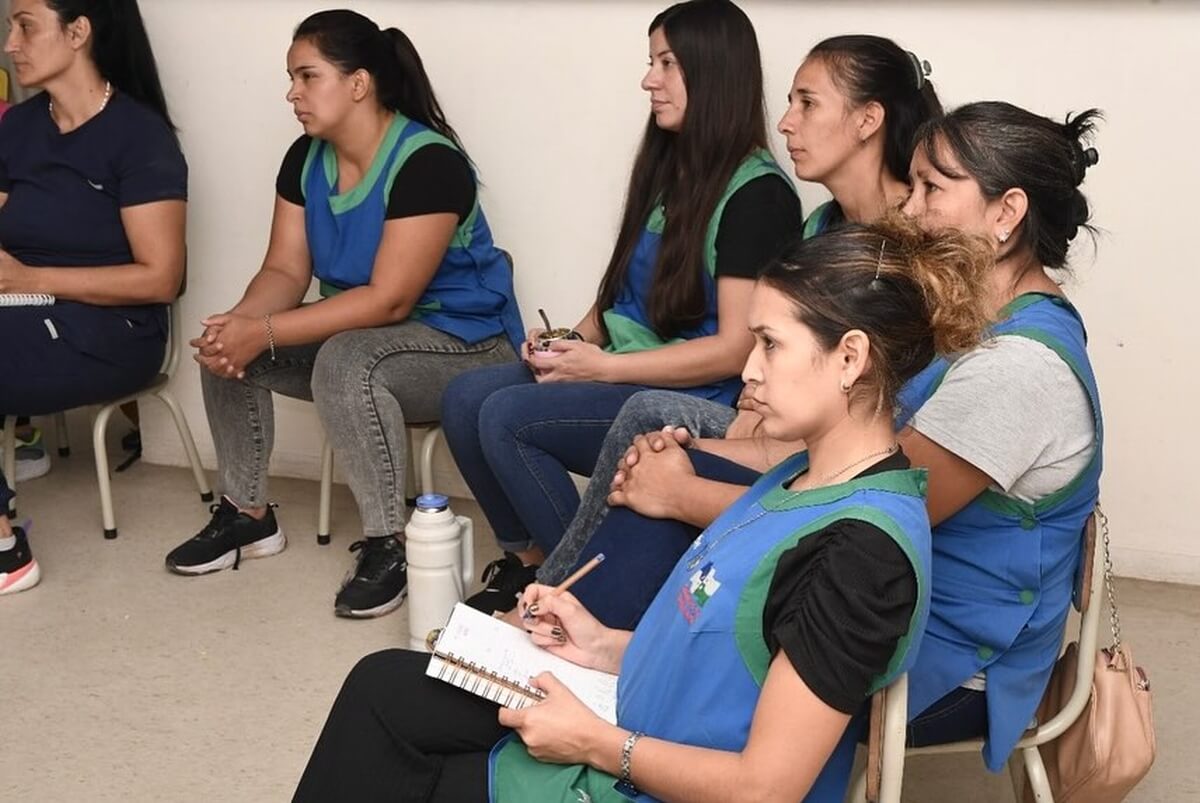Personal de centros de cuidado infantil participando en capacitacion sobre enfermedades transmisibles