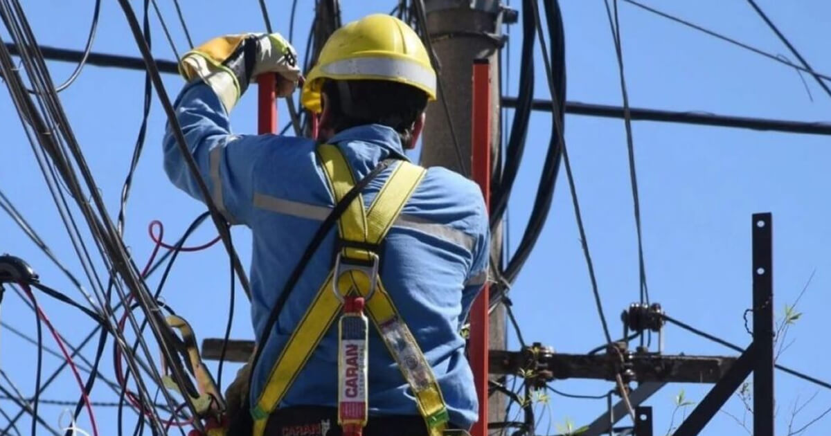 Personal de la EPE restableció el servicio energético en Romang luego de más de 8 horas sin luz