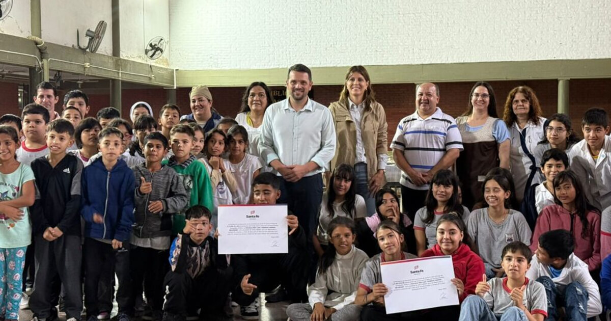 El intendente Gonzalo Braidot, junto a Milena Zalazar entregan fondos FANI ($4M) para refacciones en Escuela N°1349 y CEF N°51 de Avellaneda, junto a directivos.
