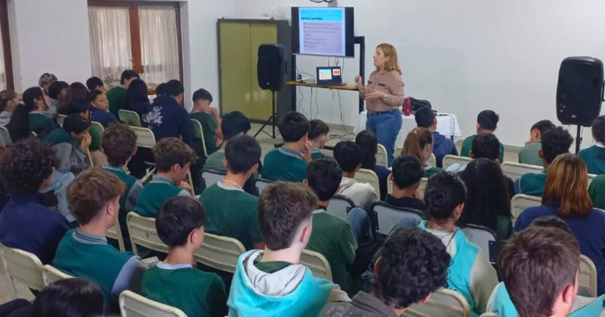 Estudiantes de la Escuela Técnica 390 escuchan a la Lic. Gisela Galfrascoli en taller sobre vínculos saludables.