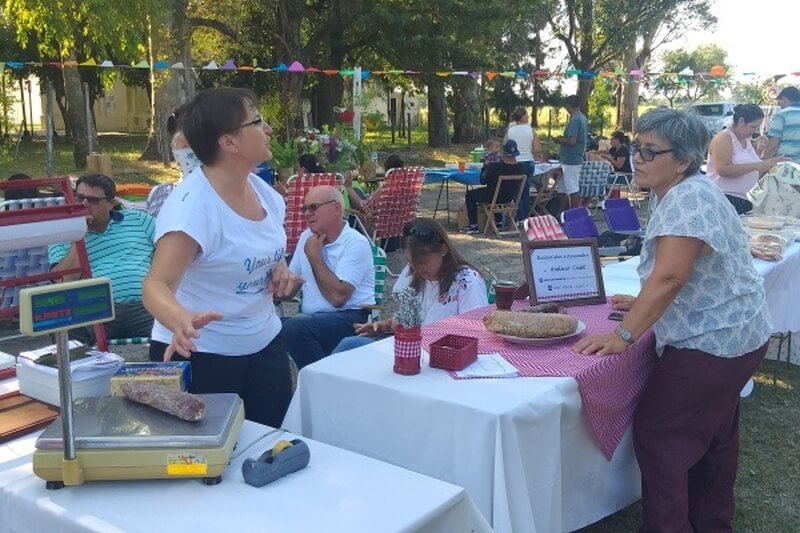 Emprendedores venden sus productos artesanales, entre ellos quesos y salames caseros en la feria de emprendedores en Nicanor Molinas
