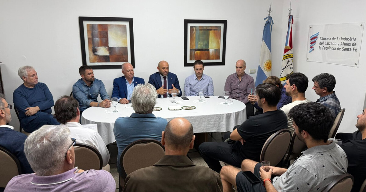 Ministro Puccini en el lanzamiento de la línea de créditos para la industria del calzado, acompañado por empresarios y autoridades del sector. El evento destaca el apoyo gubernamental para modernizar y fortalecer la producción calzadista nacional.