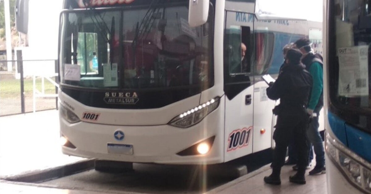 Colectivos detenidos en terminal de ómnibus. Baja frecuencia del transporte interurbano en el norte santafesino.