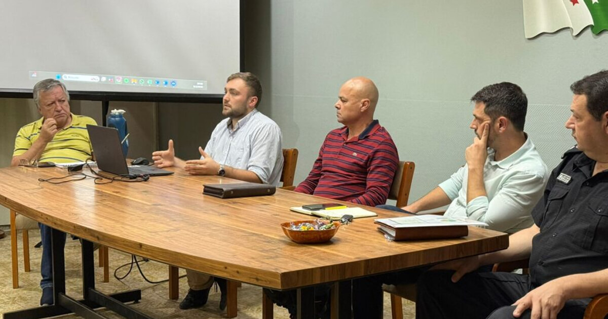 Autoridades locales y provinciales durante la reunión del Consejo de Seguridad en Avellaneda, encabezada por el intendente Gonzalo Braidot