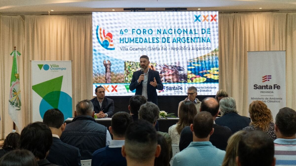 El ministro Estévez y el intendente Cristian Marega durante el Foro Nacional de los Humedales 2024; ambos encabezarán la edición 2025 en Villa Ocampo, Santa Fe.
