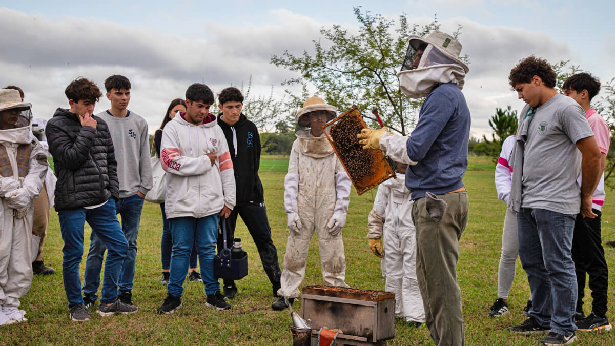 Jornada Apícola 2025 en Malabrigo, contó con talleres como este de Iniciación a la Apicultura, especialmente diseñado para estudiantes secundarios, que busca despertar vocaciones tempranas y garantizar el relevo generacional en la actividad