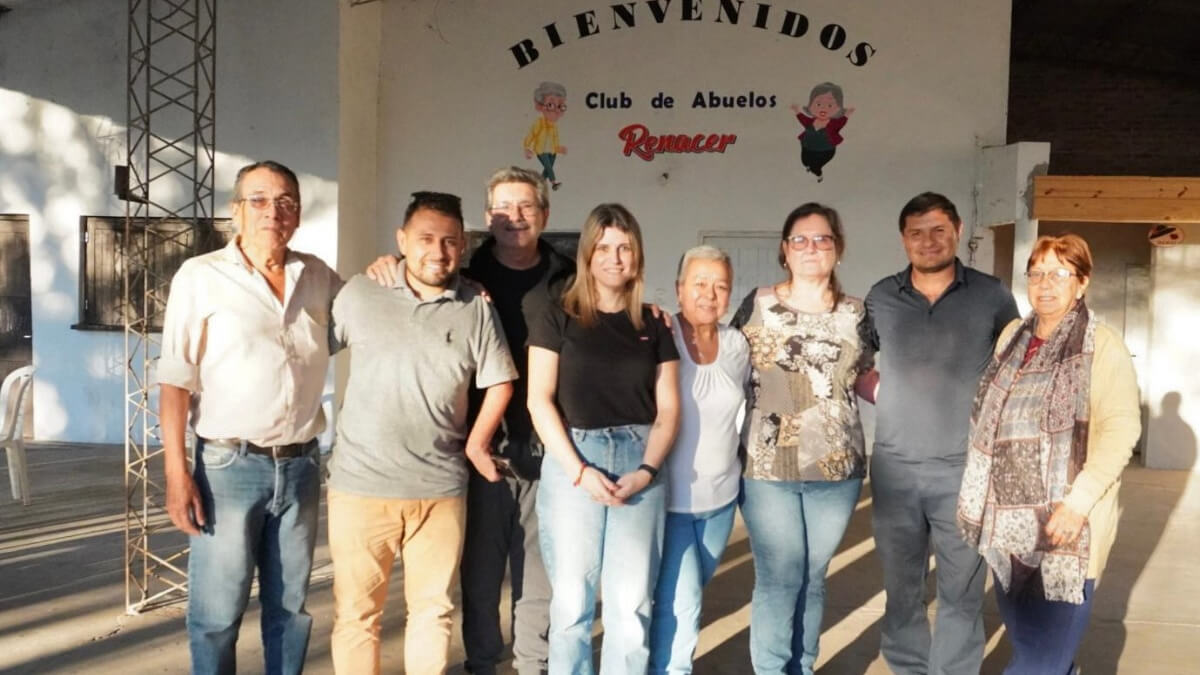 En el Club de Abuelos Renacer, la diputada Charo Mancini compartió un encuentro con la Comisión Directiva y realizó un aporte económico para el fortalecimiento de sus actividades.