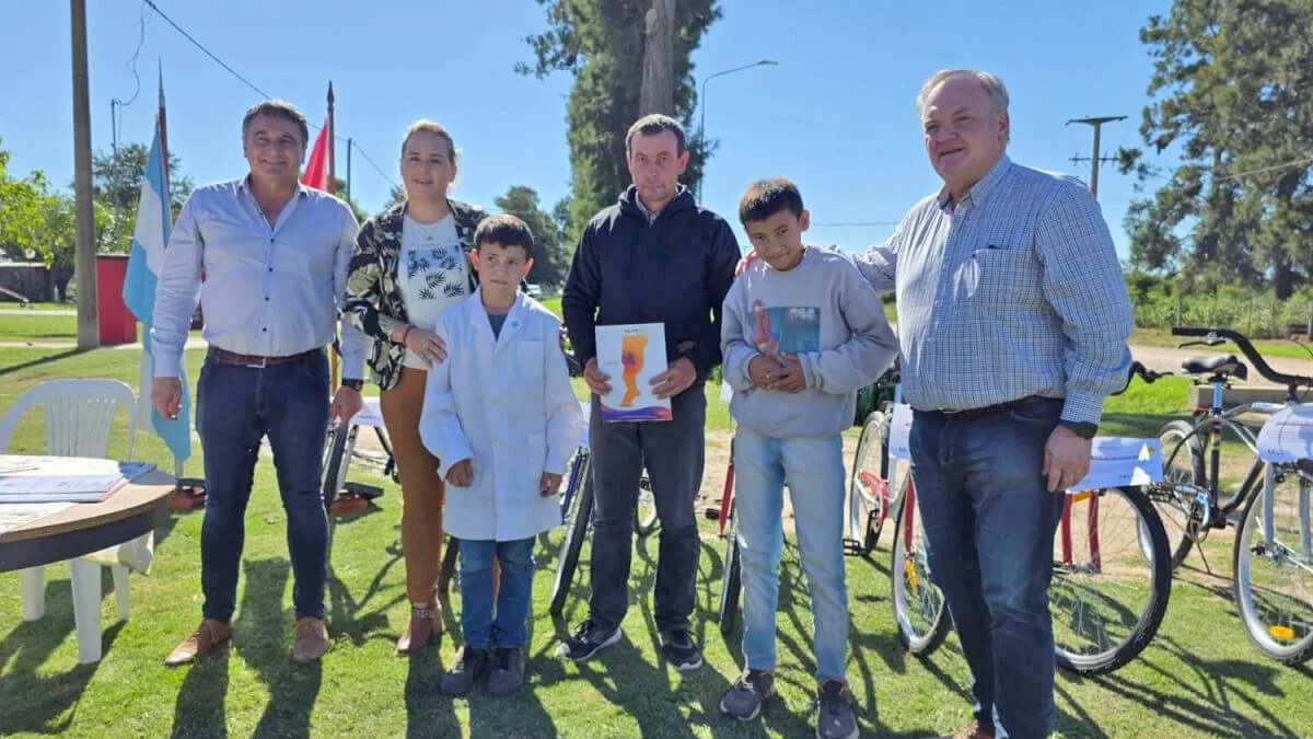 En La Clara, Michlig entregó bicicletas a estudiantes de nivel primario, promoviendo el acceso y la permanencia escolar.