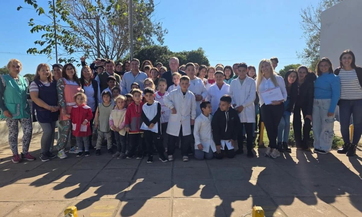 En Constanza, el senador Felipe Michlig visitó la Escuela 3999, donde hizo entrega de aportes del Fondo FANI para la adquisición de equipos de aire acondicionado