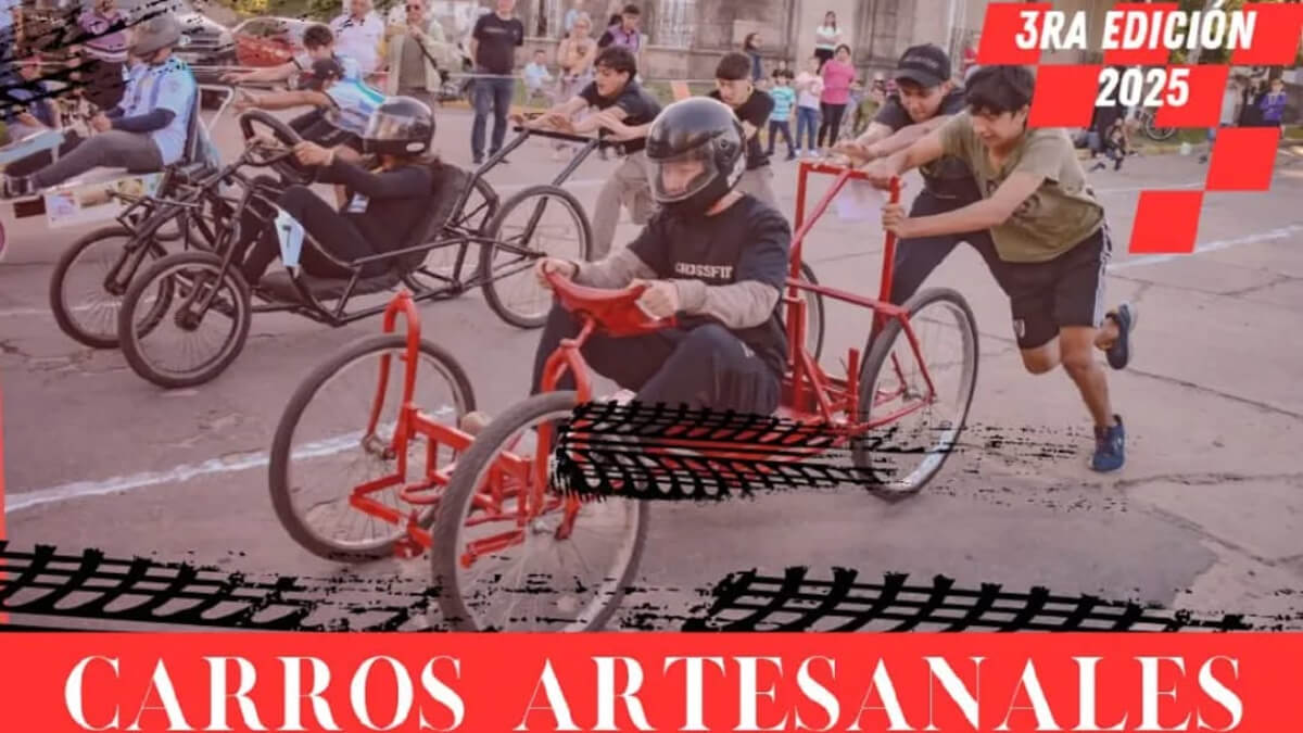 Carros artesanales sin tracción compitiendo en este singular concurso que se realiza en Romang