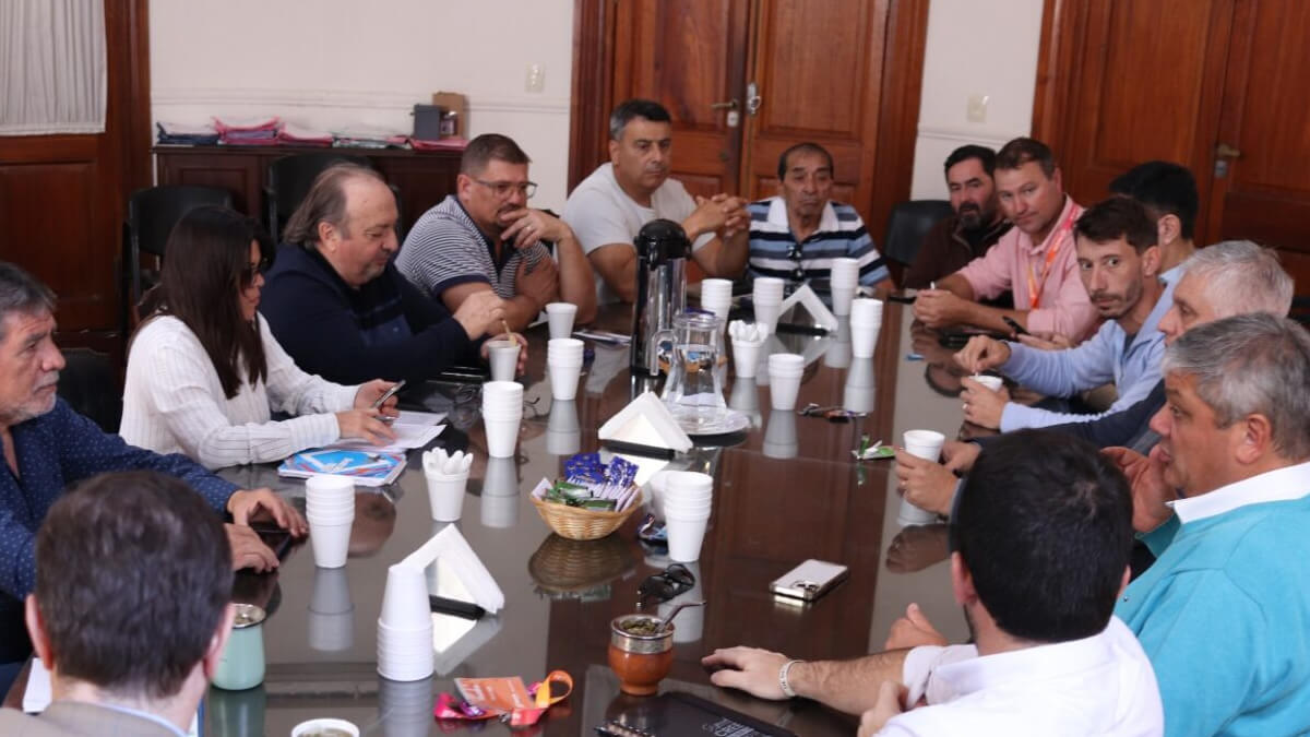 Encuentro paritario entre dirigentes de Festram y representantes de municipios y comunas