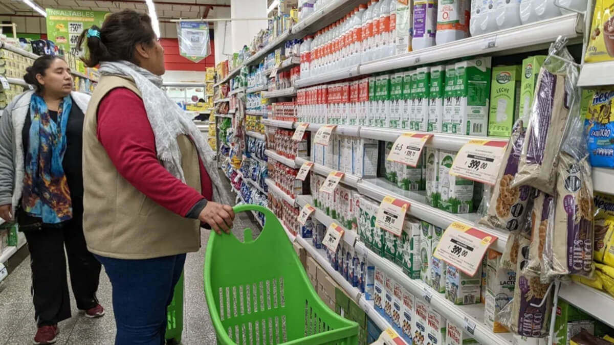 Gente comprando en supermercado