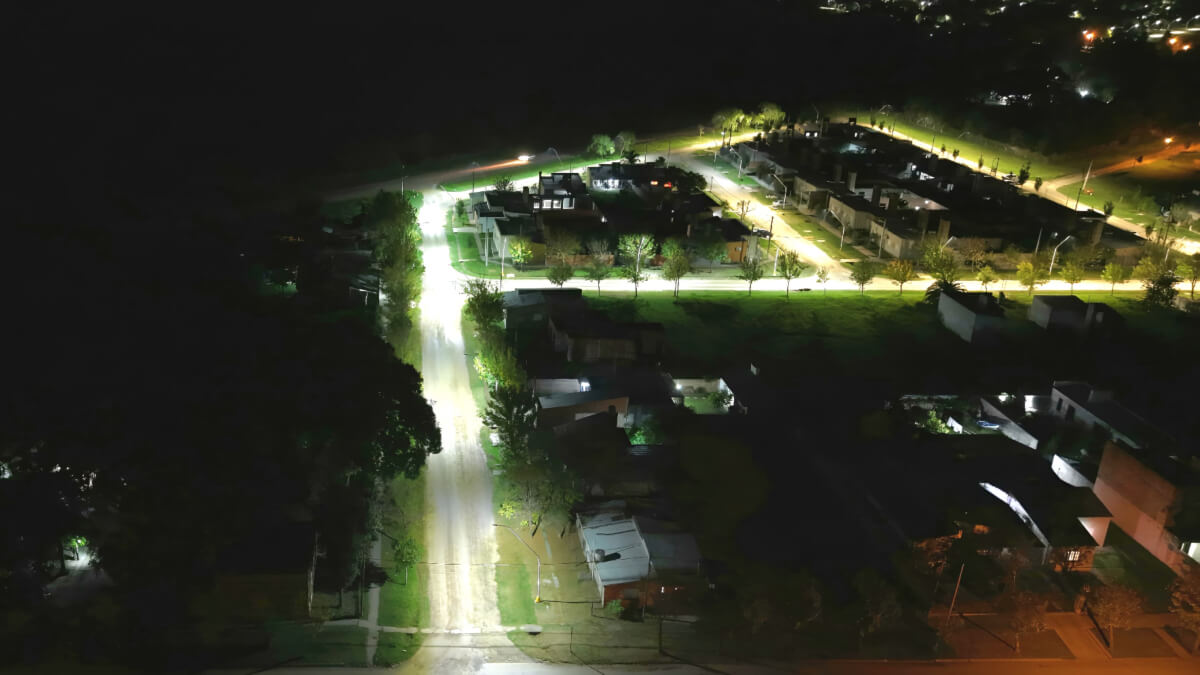El Gobierno de Malabrigo inauguró un conjunto de obras de infraestructura en los barrios Rincón de Italia y Santa Rosa de Lima. Aquí el encendido de las modesnas luces led.
