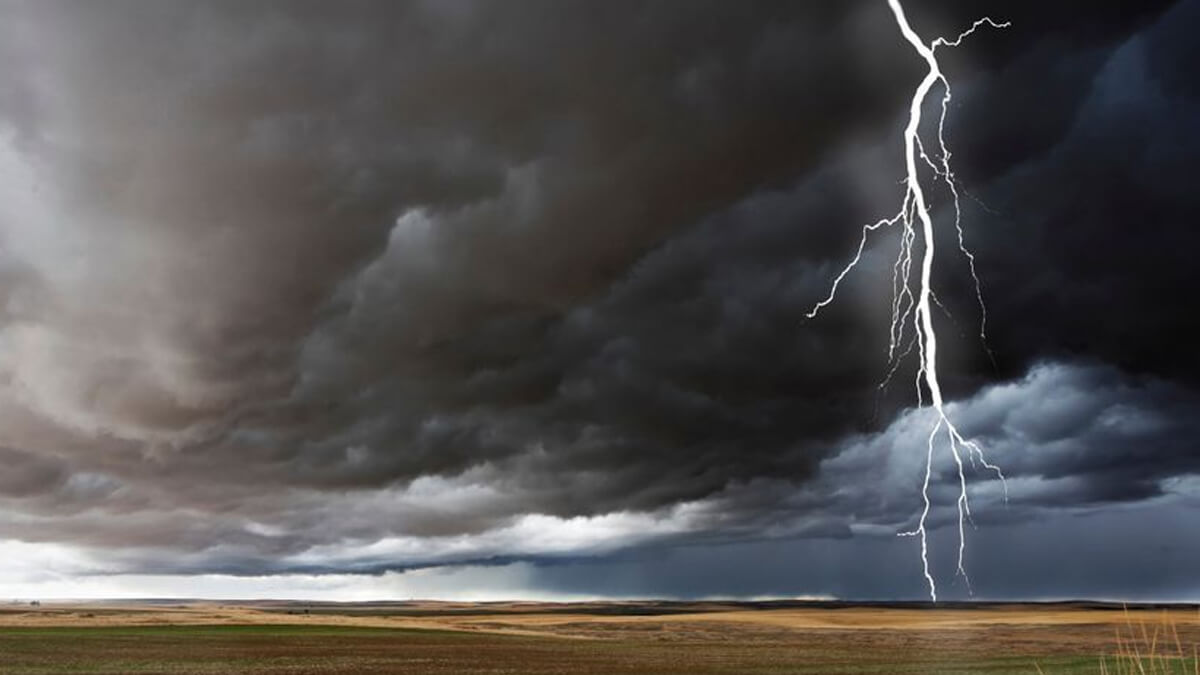 Tormenta eléctria en el campo