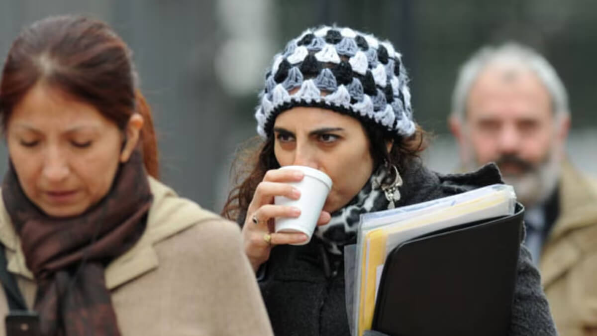 Personas abrigadas y tomando café ante las bajas temperaturas
