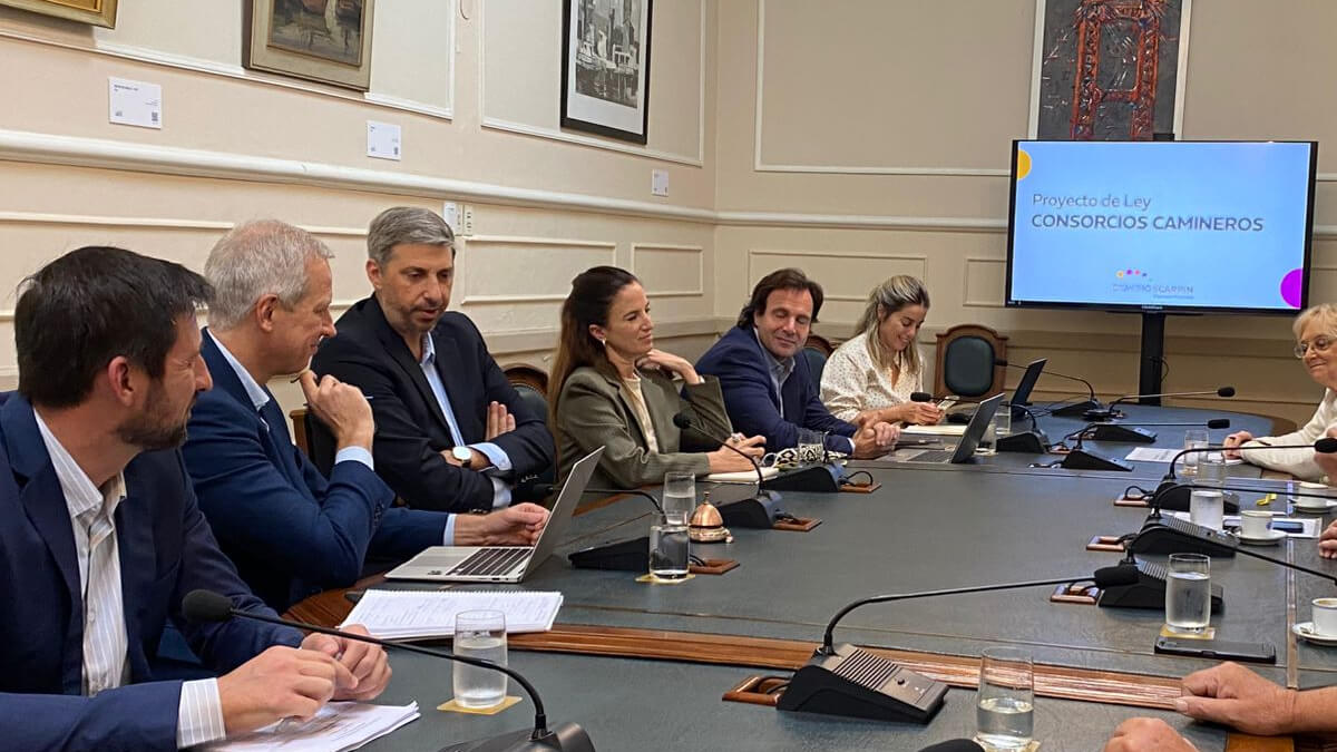 El diputado provincial mantuvo este miércoles una reunión con Juan Pablo Durando, recientemente designado presidente de la Bolsa de Comercio de Santa Fe, y con los integrantes de la comisión directiva de la entidad.