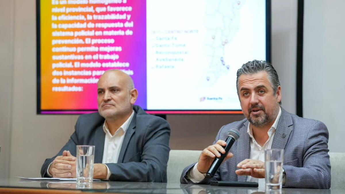 El ministro de Justicia y Seguridad de la Provincia, Pablo Cococcioni, encabezó este miércoles la presentación de la Central de Información Criminal Operativa OJO que estará montada en la sede de la cartera ministerial en la capital provincial.