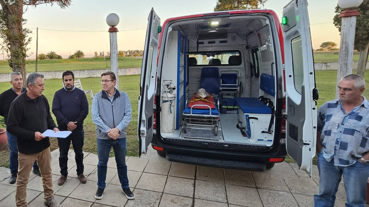 El Ministerio de Salud de la provincia de Santa Fe hizo entrega de una nueva unidad móvil al Servicio Médico Comunitario de Vera y Pintado, en respuesta a una urgente solicitud de la comunidad ante la indisponibilidad de su único vehículo sanitario.