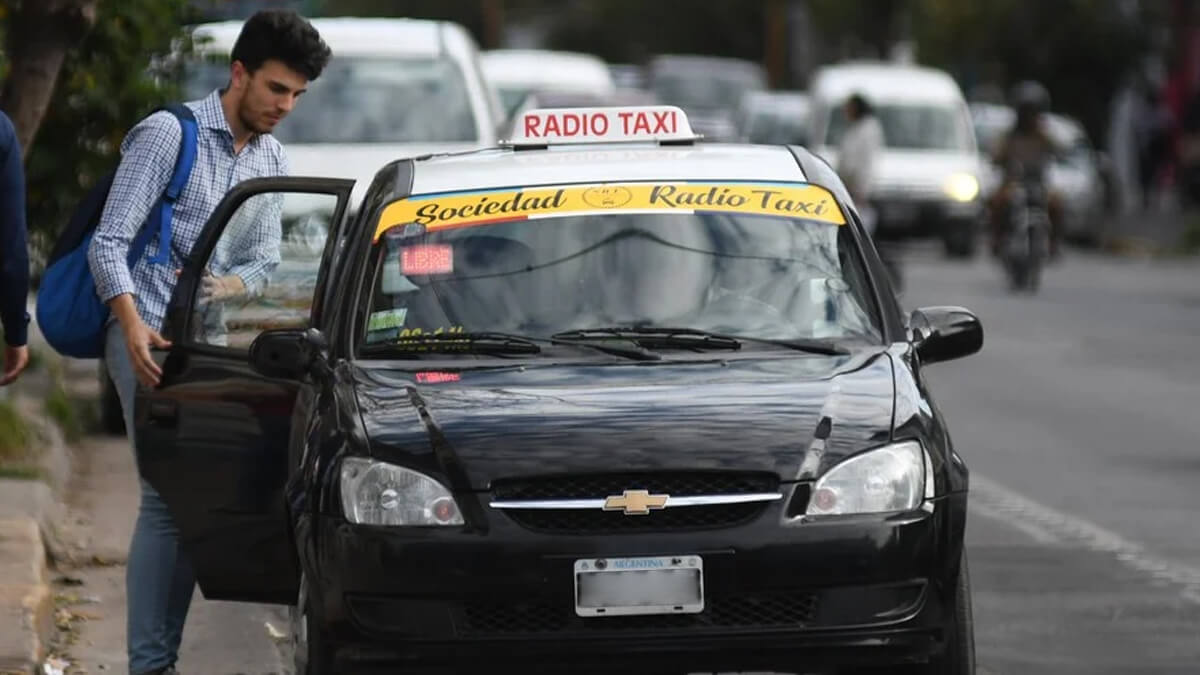 Taxi en circulación por las calles de Santa Fe, sector beneficiado con el nuevo crédito fiscal del 100% en patentes vehiculares.