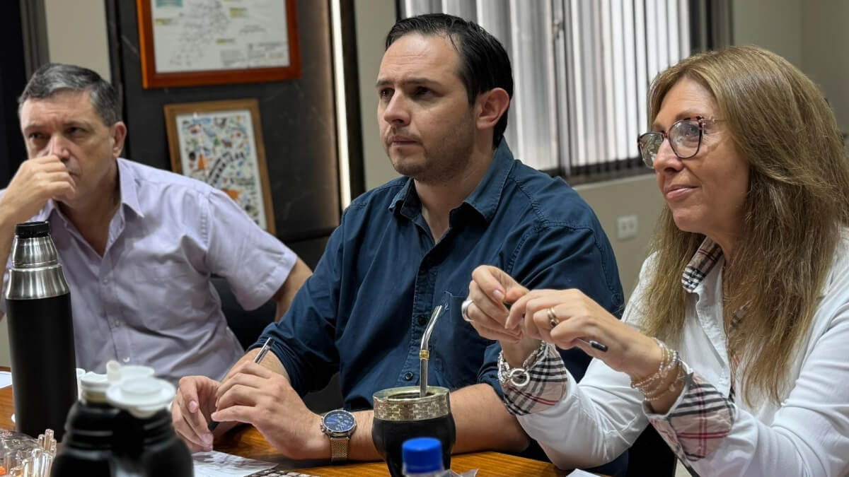 El intendente de Puerto Ocampo, Cristian Marega, recibió en su despacho a la subsecretaria provincial para las Regiones Centro y Litoral, Claudia Giaccone, con quien mantuvo una reunión virtual junto a la intendente de Bella Vista (Corrientes), Noelia Bazzi, y autoridades del Batallón de Ingenieros Anfibios 121 de Santo Tomé.