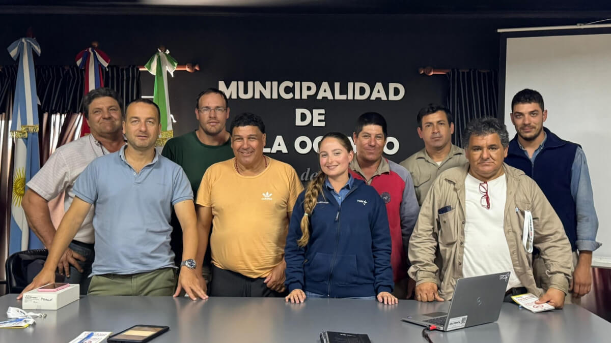 Choferes, maquinistas y representantes de la Municipalidad de Villa Ocampo junto a capacitadores de TGN durante la jornada de formación en medidas de seguridad para trabajos cercanos al Gasoducto del NEA.