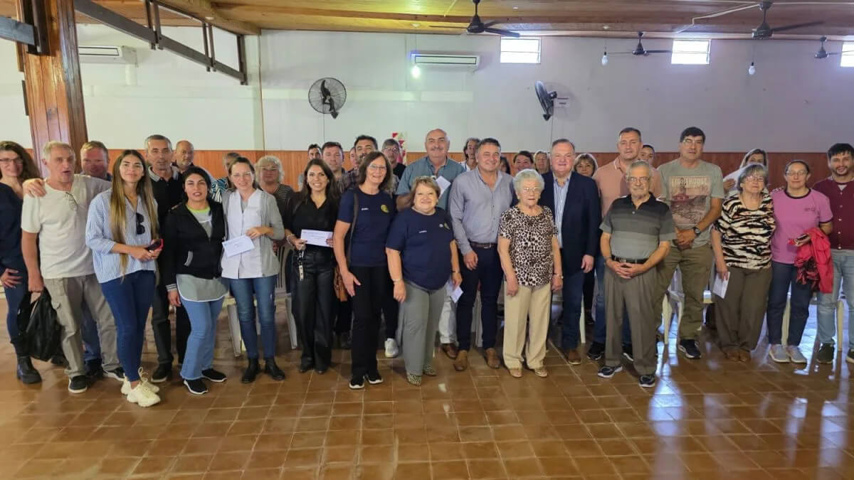 El senador Felipe Michlig entrega aportes del PFI en el Club de los Abuelos de San Cristóbal junto a autoridades e instituciones beneficiadas.