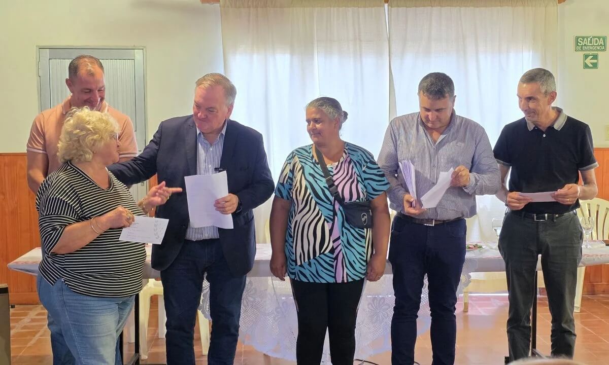El senador Felipe Michlig entrega aportes del PFI en el Club de los Abuelos de San Cristóbal junto a autoridades e instituciones beneficiadas.