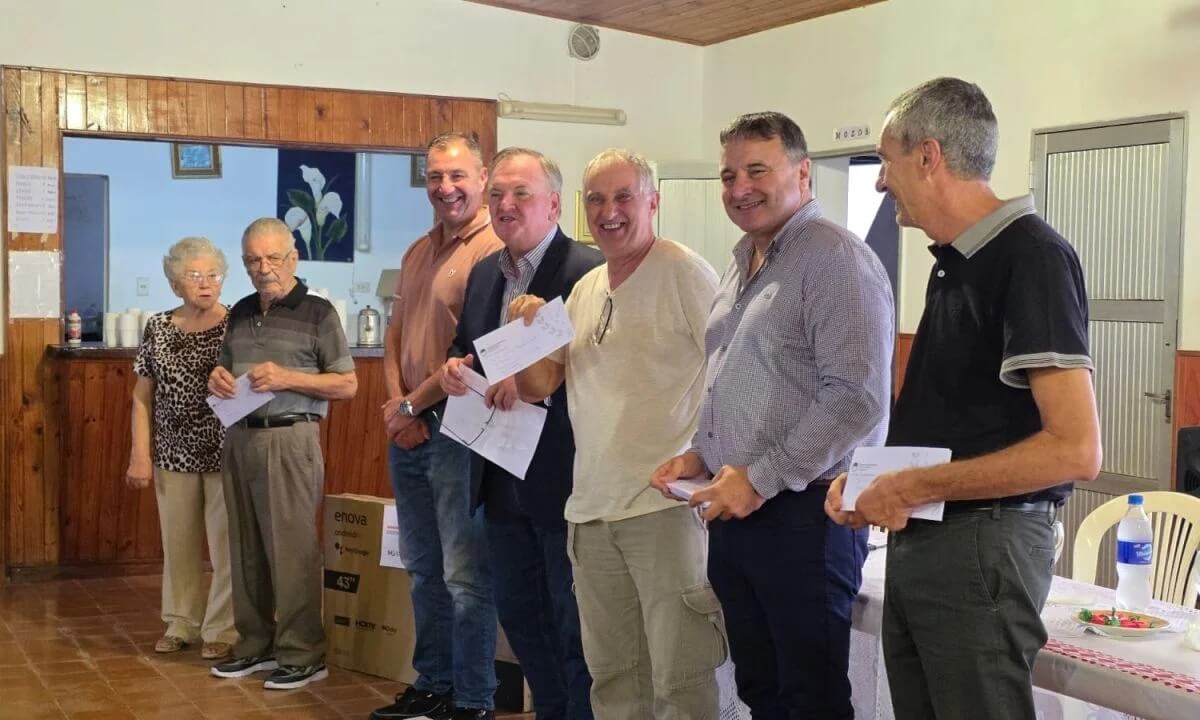El senador Felipe Michlig entrega aportes del PFI en el Club de los Abuelos de San Cristóbal junto a autoridades e instituciones beneficiadas.