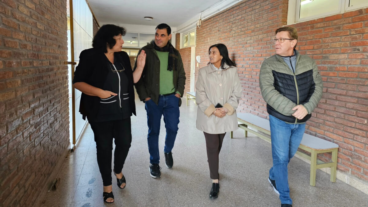 El senador Rodrigo Borla junto a directivos escolares recorriendo las instalaciones de la institución educativa
