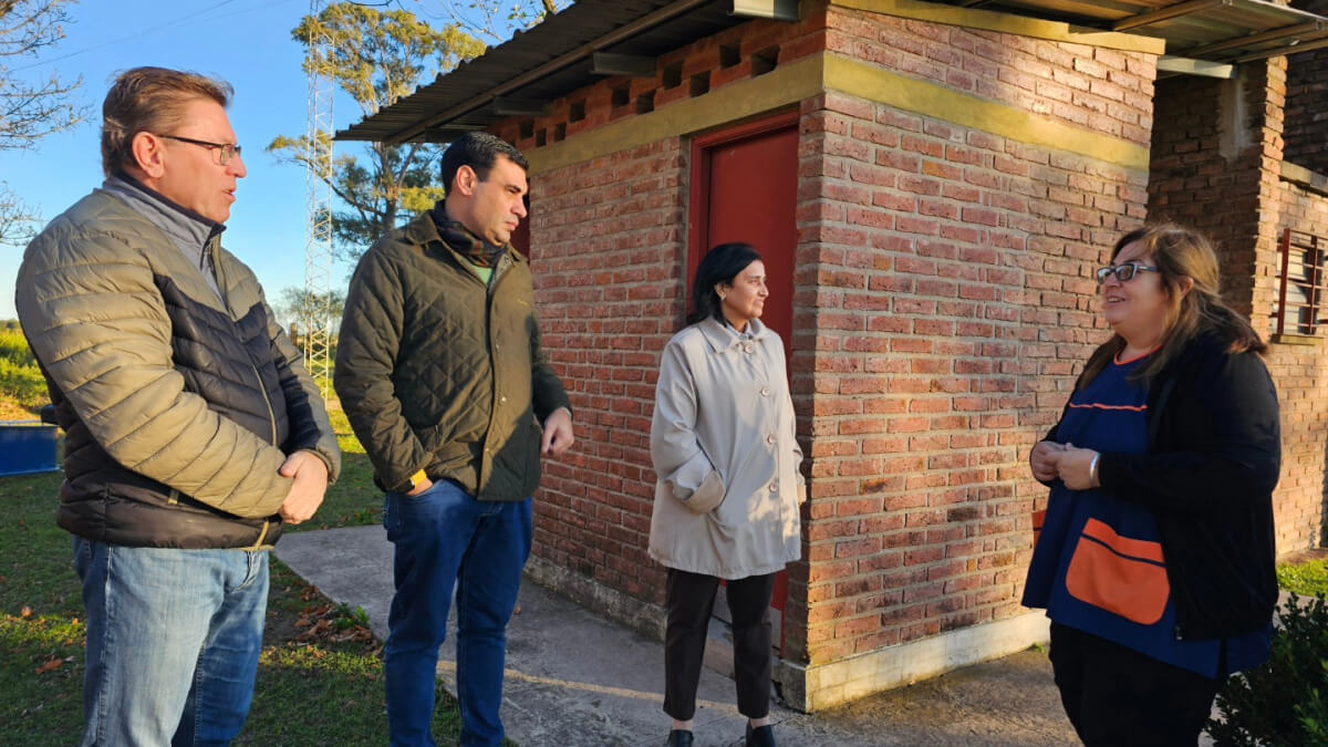 El senador Rodrigo Borla junto a directivos escolares recorriendo las instalaciones de la institución educativa