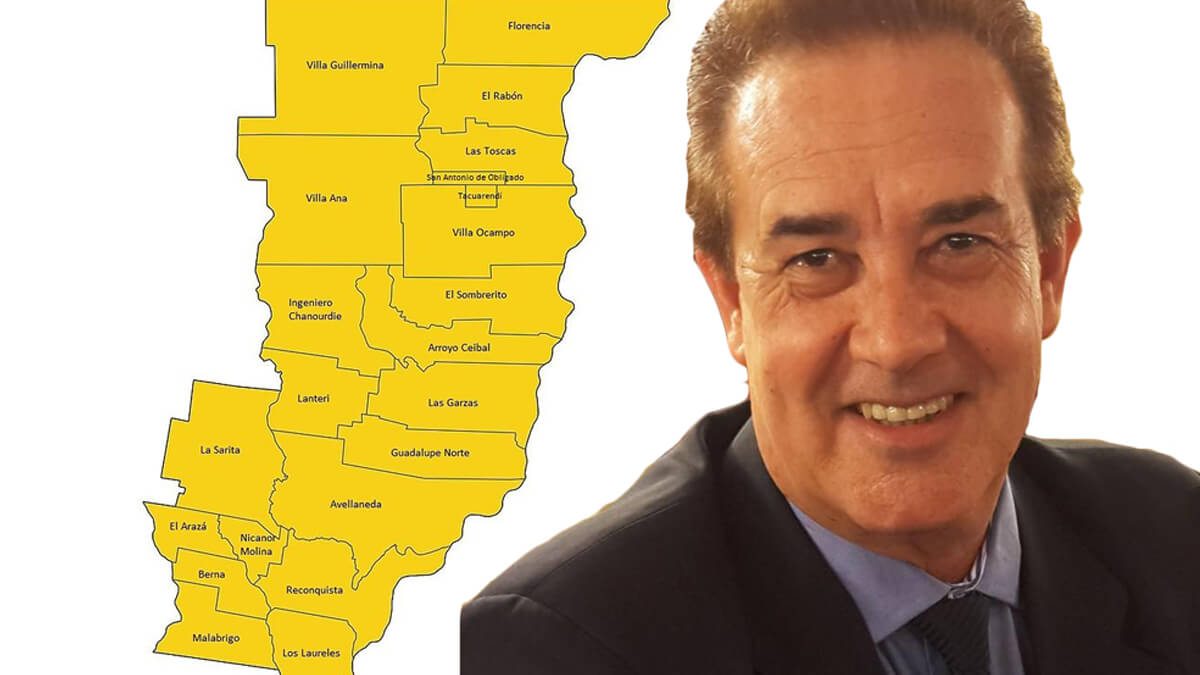 El senador Orfilio Marcón con el plano del departamento General Obligado de fondo, anunciando la aprobación de proyectos de obras por más de $377 millones.