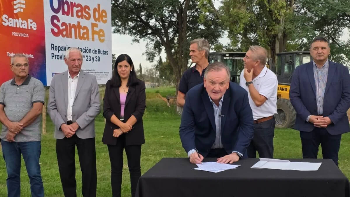 El senador Felipe Michlig firma el acta de inicio de obras viales, acompañado por autoridades provinciales, locales y representantes de la empresa adjudicataria.