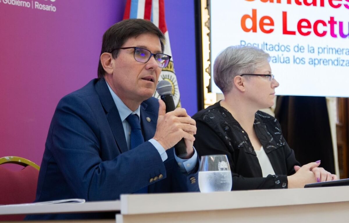 El ministro José Goity presenta los resultados de la evaluación de lectura junto a autoridades educativas, anunciando medidas urgentes para revertir la crisis de comprensión lectora en Santa Fe.