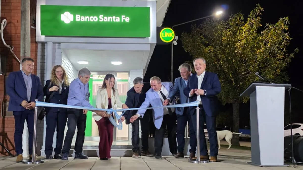 Autoridades provinciales y locales realizando el corte de cintas en la inauguración del flamante cajero del Nuevo Banco de Santa Fe en Ambrosetti