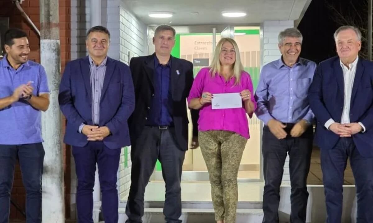 La intendente de Ceres Alejandra Dupuoy recibe de los ministros Bastia y Olivares, junto al senador Michlig aporte del Programa Brigadier para obras de pavimento.