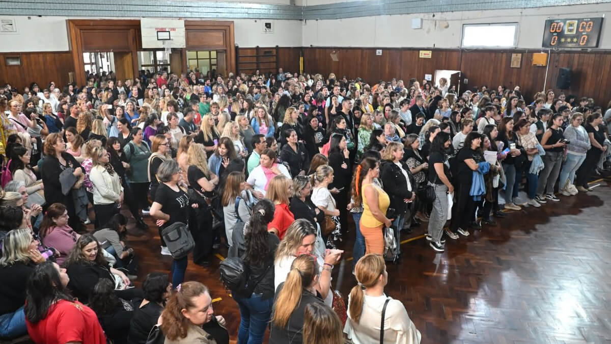 Docentes aspirantes parrticipando del examen en el salón principal del concurso de ascenso en Santa Fe