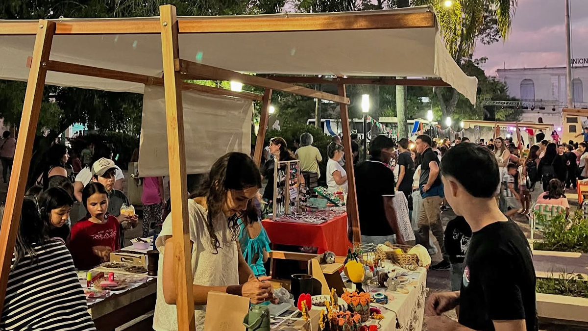 Vecinos recorren los stands de la feria de emprendedores durante el Paseo Peatonal en Romang