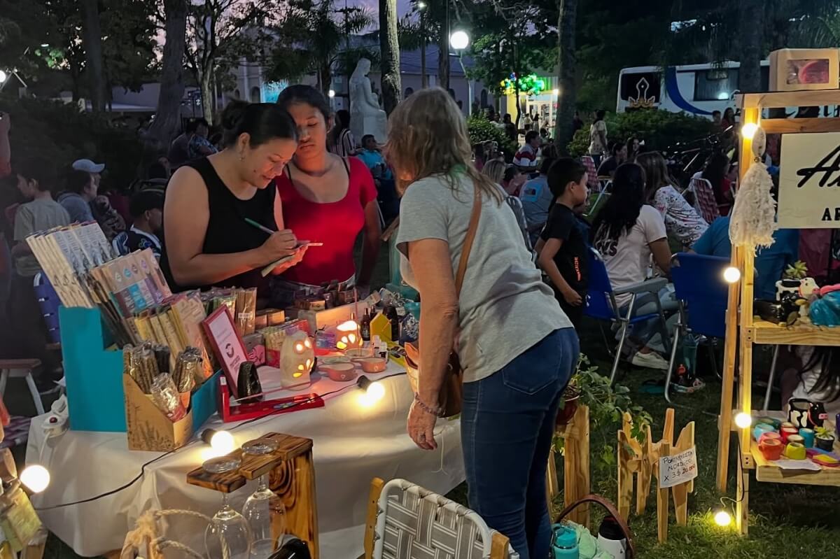 Vecinos recorren los stands de la feria de emprendedores durante el Paseo Peatonal en Romang