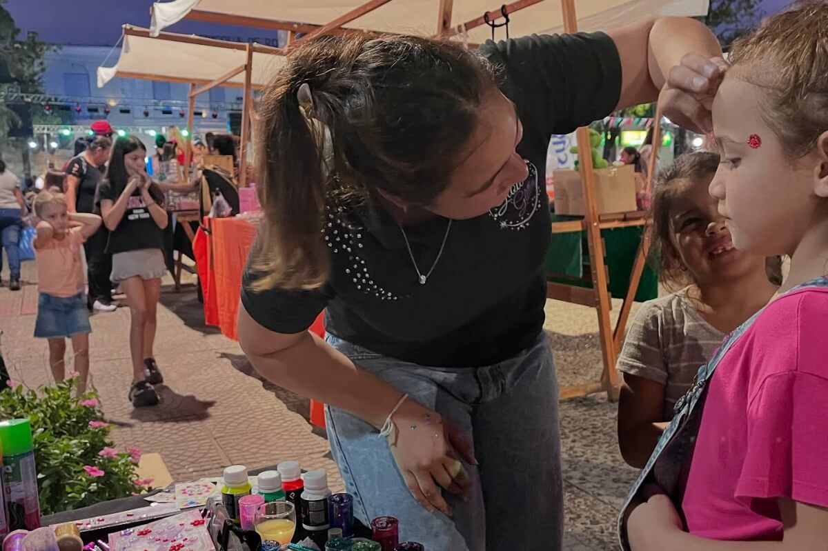 Vecinos recorren los stands de la feria de emprendedores durante el Paseo Peatonal en Romang