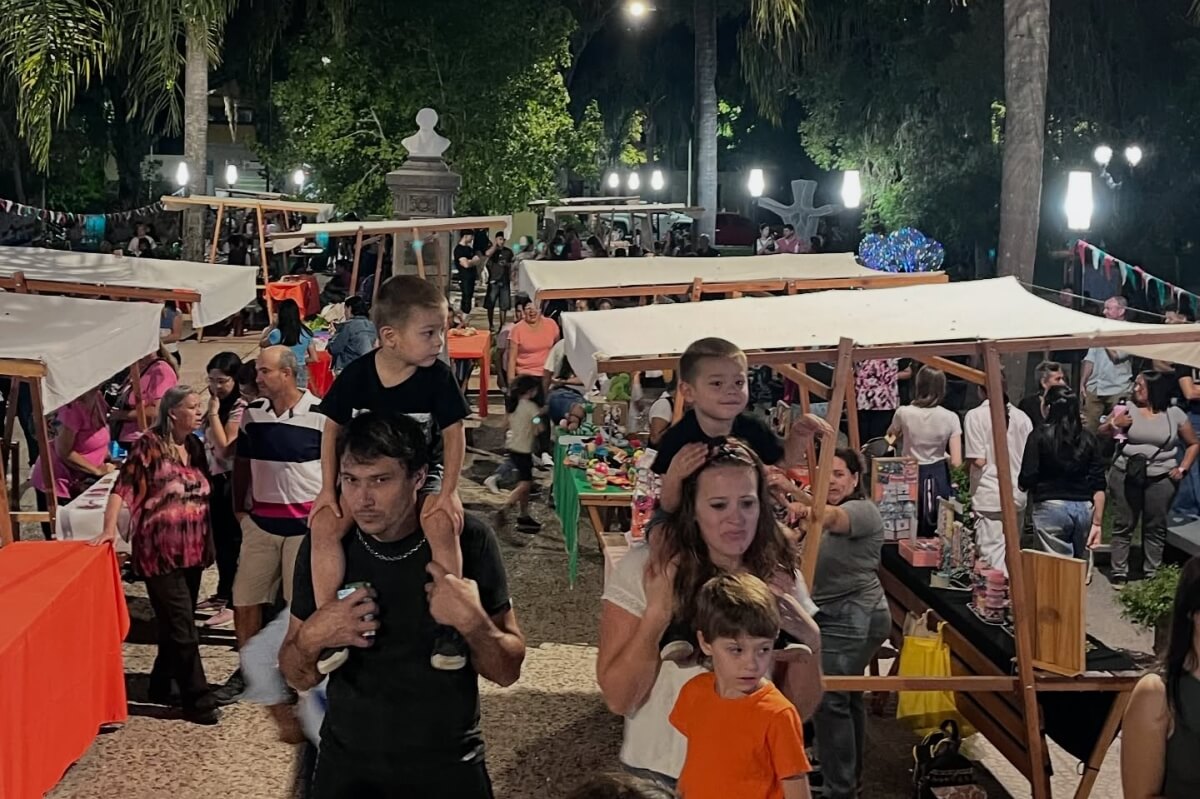 Vecinos recorren los stands de la feria de emprendedores durante el Paseo Peatonal en Romang