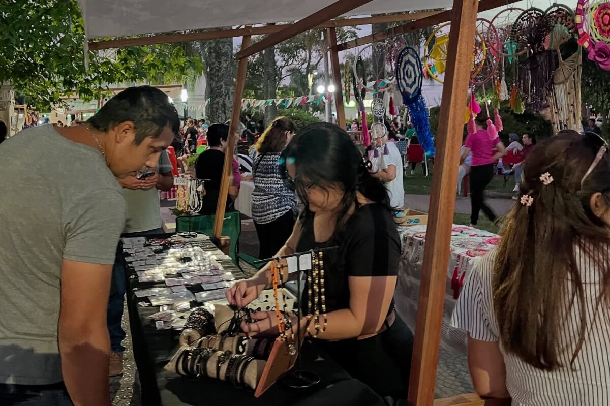 Vecinos recorren los stands de la feria de emprendedores durante el Paseo Peatonal en Romang