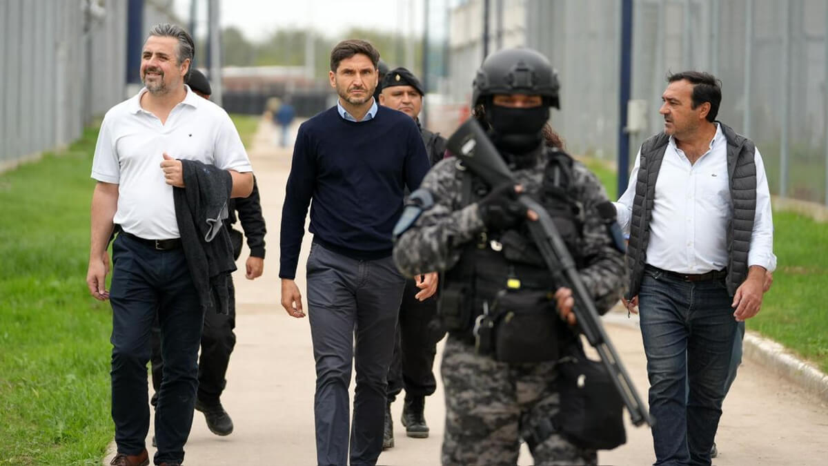 El gobernador Maximiliano Pullaro recorriendo las obras de construcción de una nueva cárcel en Piñero, junto a funcionarios provinciales.