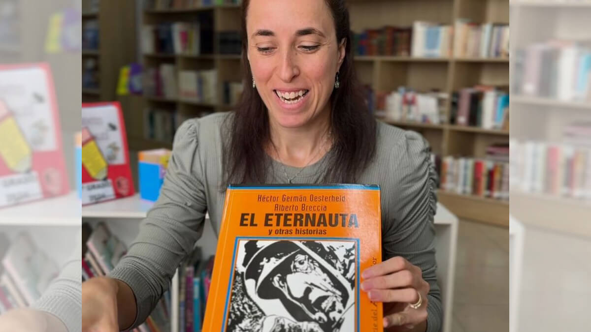 Empleada de la Biblioteca “Omar Darío Nasich” mostrando los nuevos libros incorporados a la colección