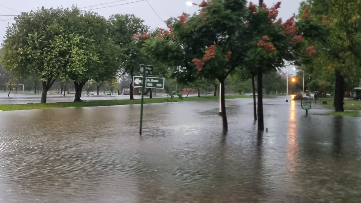 Calles de Villa Ocampo inundadas tras las fuertes lluvias que superaron los 260 mm